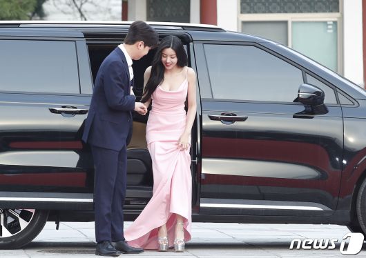 가수 이찬원(왼쪽)이 27일 서울 동대문구 경희대학교 평화의 전당에서 열린 '2024 유니버설 슈퍼스타 어워즈(Universal Superstar Awards)'에서 권은비를 에스코트하고 있다.  ⓒ News1 권현진 기자