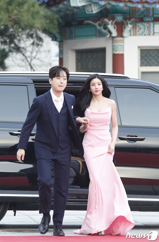 가수 이찬원(왼쪽)이 27일 서울 동대문구 경희대학교 평화의 전당에서 열린 '2024 유니버설 슈퍼스타 어워즈(Universal Superstar Awards)'에서 권은비를 에스코트하고 있다. ⓒ News1 권현진 기자