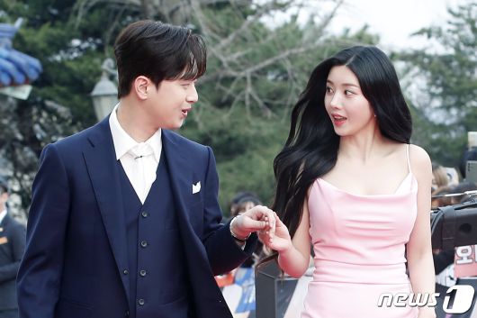 가수 이찬원과 권은비(오른쪽)가 27일 서울 동대문구 경희대학교 평화의 전당에서 열린 '2024 유니버설 슈퍼스타 어워즈(Universal Superstar Awards)'에서 레드카펫을 밟고 있다. ⓒ News1 권현진 기자