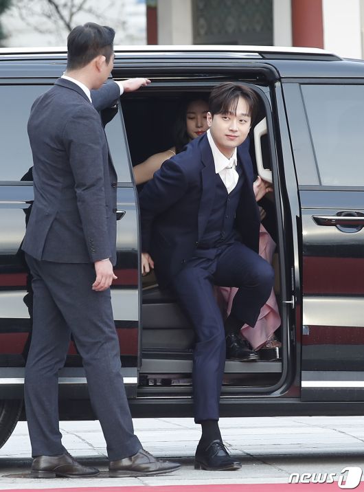 가수 이찬원이 27일 서울 동대문구 경희대학교 평화의 전당에서 열린 '2024 유니버설 슈퍼스타 어워즈(Universal Superstar Awards)'에서 하차하고 있다. ⓒ News1 권현진 기자