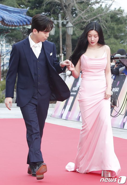 가수 이찬원(왼쪽)이 27일 서울 동대문구 경희대학교 평화의 전당에서 열린 '2024 유니버설 슈퍼스타 어워즈(Universal Superstar Awards)'에서 권은비를 에스코트하고 있다. ⓒ News1 권현진 기자