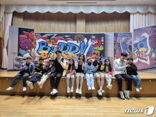 도화초등학교(교장 김미경)- 26일 농어촌지역 학생들에게 문화예술체험 기회를 제공하기 위해 뮤지컬 공연단을 학교로 초청, 관람하는 시간을 가졌다. 학교폭력, 흡연 등 학교에서 일어날 수 있는 문제를 판타지 요소를 가미해 제작된 뮤지컬이 무대에 올랐다.(전남교육청 제공)/뉴스1