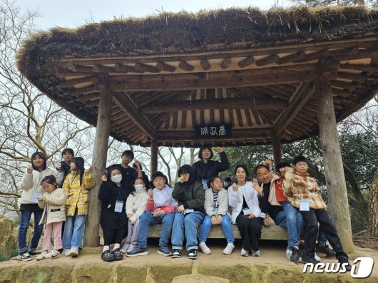 강진교육지원청(교육장 이병삼)- 23일부터 24일까지 2024년도 강진농산어촌 유학가족 54명을 대상으로 강진 가족투어를 진행했다. 가족투어는 강진군 푸소(FU-SO) 체험과 연계하여 △영랑 생가와 시문학파기념관 방문 △한국민화뮤지엄 민화 체험 △가우도 트레킹 △ 강진다원과 백운동 원림 방문 등으로 이뤄졌다.(전남교육청 제공)/뉴스1