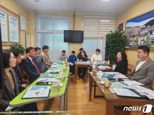 진도교육지원청(교육장 오미선)- 28일부터 내달 18일까지 관내 초·중·고등학교를 대상으로 학교로 찾아가는 공감소통 '함진교자 꽃'을 운영한다. '함진교자 꽃'은 학교 현장의 의견을 수렴, 맞춤형 교육정책으로 학교 교육활동을 지원하는 데 목적이 있다.(전남교육청 제공)/뉴스1