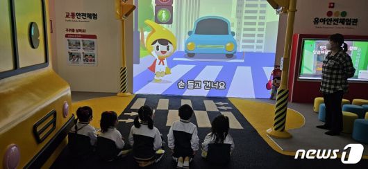 전남교육청안전체험학습장(분원장 오준경)- 안전의식을 높이고 안전환 교육생태계 구축을 위해 유아안전체험관을 새롭게 개관했다. 유아안전체험관은 재난상황시 유아들의 대처능력 향상과 안전의식 형성을 위해 5개실(교통 안전, 승강기 안전,지진/생활 안전, 화재 안전, 물놀이 안전)로 구축됐다. (전남교육청 제공)/뉴스1