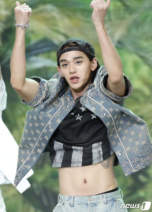 NCT 전 멤버 루카스가 2일 오후 서울 상암동 SBS 프리즘타워에서 열린 생방송 SBS M '더쇼' 에서 섹시한 복근을 선보이고 있다. ⓒ News1 권현진 기자