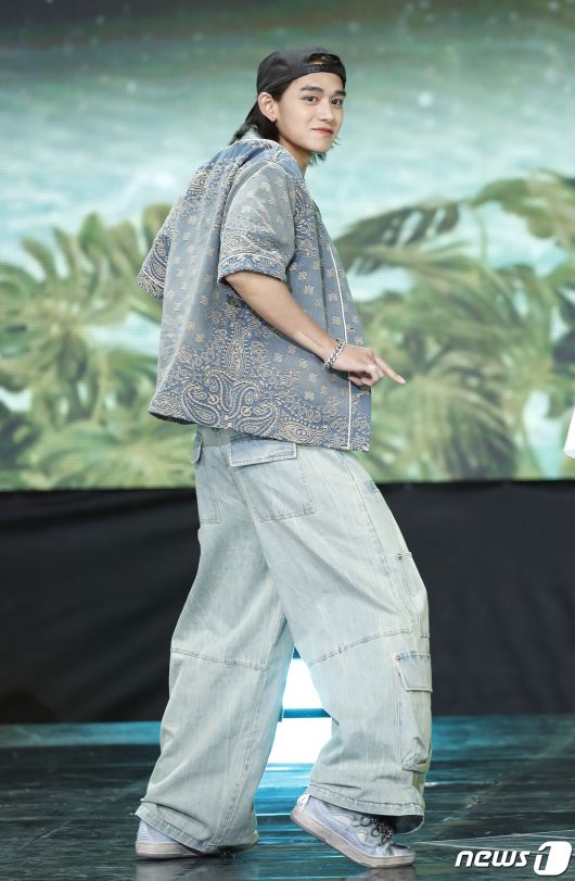 NCT 전 멤버 루카스가 2일 오후 서울 상암동 SBS 프리즘타워에서 열린 생방송 SBS M '더쇼' 에서 신곡을 선보이고 있다. ⓒ News1 권현진 기자