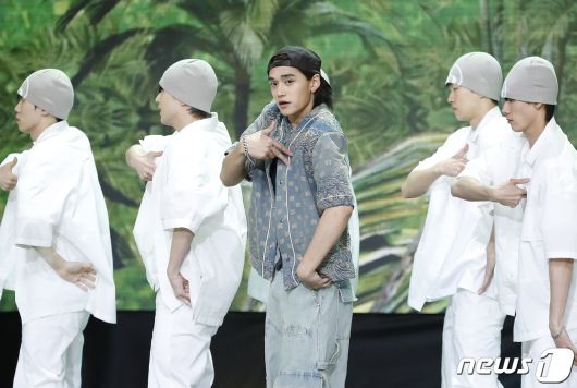NCT 전 멤버 루카스가 2일 오후 서울 상암동 SBS 프리즘타워에서 열린 생방송 SBS M '더쇼' 에서 화려한 무대를 선보이고 있다. ⓒ News1 권현진 기자