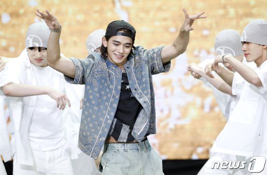 NCT 전 멤버 루카스가 2일 오후 서울 상암동 SBS 프리즘타워에서 열린 생방송 SBS M '더쇼' 에서 화려한 무대를 선보이고 있다. ⓒ News1 권현진 기자