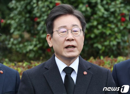 이재명 더불어민주당 대표가 3일 제주시 봉개동 제주4·3평화공원에서 열린 제76주년 제주4·3 희생자 추념식이 끝난 뒤 취재진 질문에 답변하고 있다.(제주도사진기자회) 2024.4.3/뉴스1 ⓒ News1 오현지 기자