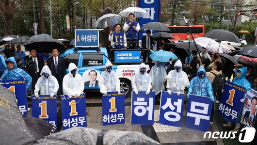 이재명 더불어민주당 대표 겸 상임선대위원장이 3일 오후 경남 창원시 성산구 일대에서 허성무 후보 지원유세를 하고 있다. 2024.4.3/뉴스1 ⓒ News1 구윤성 기자