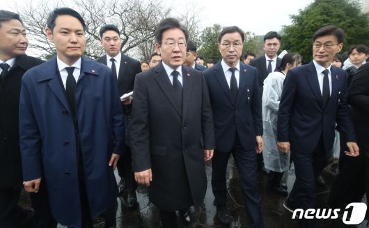 이재명 더불어민주당 대표와 제주지역 민주당 총선 후보들이 제주4·3 제76주년 추념일인 3일 오전 제주시 봉개동 제주4·3평화공원에서 열린 추념식에 참석하고 있다.(제주도사진기자회) 2024.4.3/뉴스1 ⓒ News1 오현지 기자