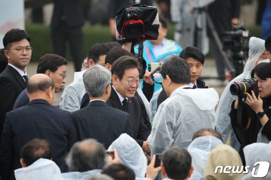 이재명 더불어민주당 대표가 3일 오전 제76주년 제주4·3 희생자 추념식장인 제주시 봉개동 제주4·3평화공원에서 참석자들과 인사하고 있다.(제주도사진기자회)2024.4.3/뉴스1 ⓒ News1 오미란 기자