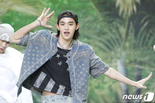 가수 루카스가 2일 오후 서울 상암동 SBS 프리즘타워에서 열린 생방송 SBS M '더쇼' 에서 화려한 무대를 선보이고 있다.  ⓒ News1 권현진 기자