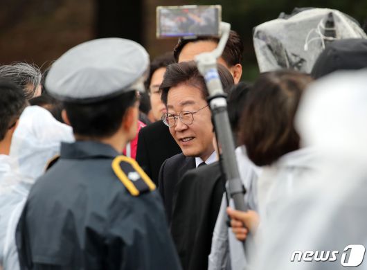 이재명 더불어민주당 대표가 3일 오전 제76주년 제주4·3 희생자 추념식이 봉행되는 제주시 봉개동 제주4·3평화공원에서 참석자들과 인사하고 있다.(제주도사진기자회)2024.4.3/뉴스1 ⓒ News1 오미란 기자