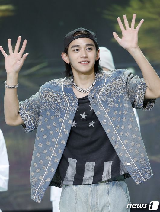 NCT 전 멤버 루카스가 2일 오후 서울 상암동 SBS 프리즘타워에서 열린 생방송 SBS M '더쇼' 에서 신곡 무대를 선보이고 있다. ⓒ News1 권현진 기자