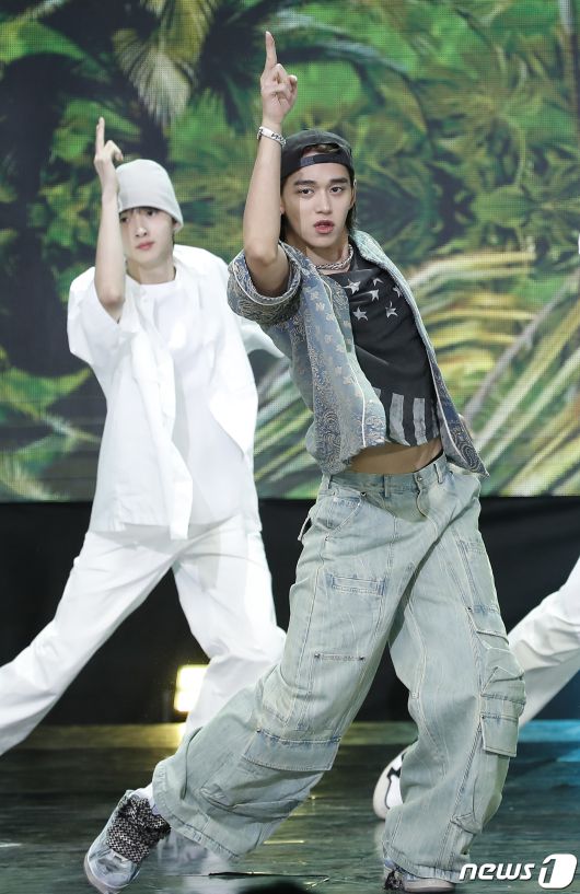 NCT 전 멤버 루카스가 2일 오후 서울 상암동 SBS 프리즘타워에서 열린 생방송 SBS M '더쇼' 에서 멋진 무대를 선보이고 있다. ⓒ News1 권현진 기자