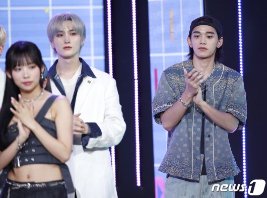 가수 루카스가 2일 오후 서울 상암동 SBS 프리즘타워에서 열린 생방송 SBS M '더쇼' 에서 박수를 치고 있다. ⓒ News1 권현진 기자