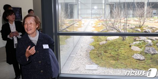 정영선 한국 1세대 조경가가 4일 서울 종로구 국립현대미술관에서 열린 '정영선: 이 땅에 숨 쉬는 모든 것을 위하여' 언론공개회에서 얘기를 하고 있다. 2024.4.4/뉴스1 ⓒ News1 김명섭 기자