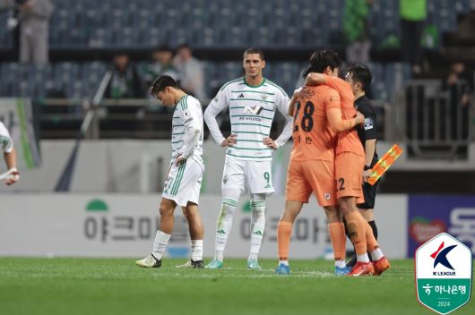 제주에 패한 뒤 아쉬워하는 전북 선수들(한국프로축구연맹 제공)