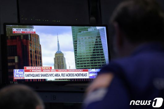 뉴욕증권거래소(NYSE)의 한 스크린에서 뉴저지주에서 발생한 지진을 보도하는 뉴스가 방영되고 있다. 2024.4.5 ⓒ 로이터=뉴스1 ⓒ News1 강민경 기자