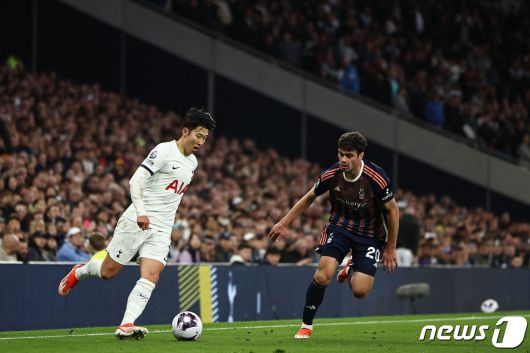 토트넘의 손흥민이 7일(현지시간) 영국 런던의 토트넘 홋스퍼 스타디움에서 열린 EPL 노팅엄과의 경기서 상대 선수 지오 레이나와 볼을 다투고 있다. 2024. 4. 8 ⓒ AFP=뉴스1 ⓒ News1 우동명 기자