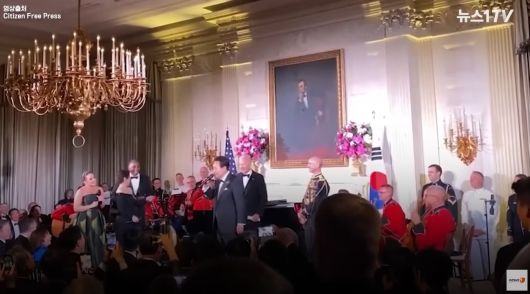 2023년 4월 국빈 자격으로 미국을 방문한 윤석열 대통령이  백악관 만찬에서 70년대 히트곡 '아메리칸 파이'를 부르고 있다. (영상 출처 Citizen Free Press, 뉴스1 TV 화면 갈무리)