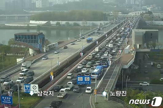 17일 오전 서울 한강대교에서 신원을 알 수 없는 남성이 교량 위에 올라가 투신 소동을 벌이면서 출근길 정체가 빚어지고 있다. (경찰청 CCTV 캡쳐) 2024.4.17/뉴스1 ⓒ News1 신웅수 기자