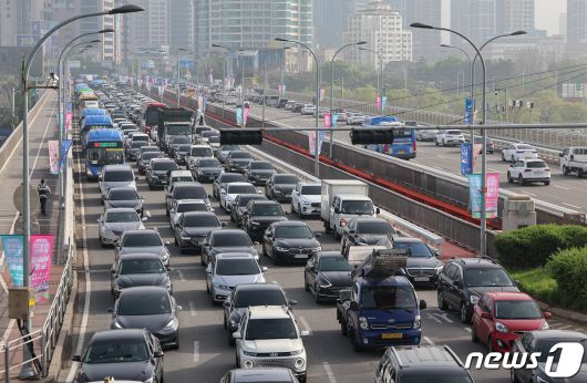 17일 오전 서울 한강대교 노량진 방면에서 신원을 알 수 없는 남성이 교량 위에 올라가 소동을 벌이면서 출근길 정체가 빚어지고 있다. 2024.4.17/뉴스1 ⓒ News1 김도우 기자