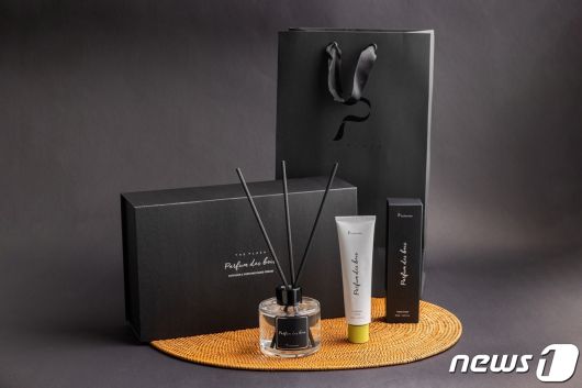 한화호텔앤드리조트 더 플라자의 디퓨저와 퍼퓸 핸드크림 제품.(한화호텔앤드리조트 제공) ⓒ News1