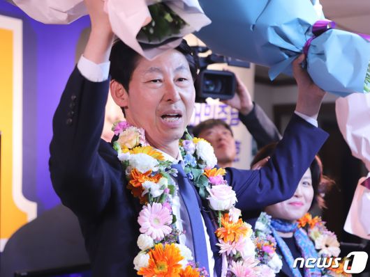 인천 남동을 이훈기 더불어민주당 후보가 지난 11일 오전 당선이 확실시되자 지자들과 함께 환호하고 있다.(이훈기 캠프 제공)2024.4.11/뉴스1 ⓒ News1 박소영 기자