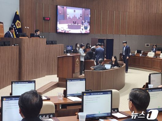 24일 충남도의회 본회의에서 의원들이 투표를 마친 뒤 검표를 하고 있다. 2024.04.24 /뉴스1ⓒNews1 이찬선 기자