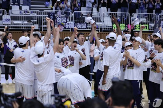 5일 오후 경기도 수원시 권선구 수원KT소닉붐아레나에서 열린 '2023-2024 정관장 프로농구' 챔피언결정전 5차전 수원 KT와 부산 KCC의 경기에서 우승을 차지한 KCC 선수들이 기뻐하고 있다. 2024.5.5/뉴스1 ⓒ News1 이재명 기자