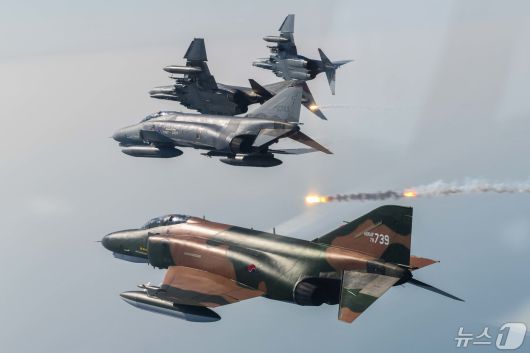 공군은 12일 '필승편대' F-4E 팬텀 4대가 49년 만의 국토순례 비행을 성공적으로 실시했다고 밝혔다. 사진은 국토순례 비행중 선회기동을 실시하고 있는 필승편대. (공군 제공) 2024.5.12/뉴스1