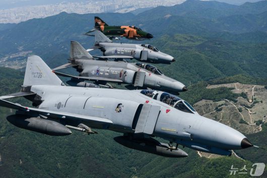 공군은 12일 '필승편대' F-4E 팬텀 4대가 49년 만의 국토순례 비행을 성공적으로 실시했다고 밝혔다. 사진은 지난 9일 팬텀 필승편대가 국토순례 비행 중 대구시 상공을 지나는 모습. (공군 제공) 2024.5.12/뉴스1