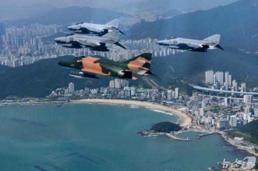 공군은 12일 '필승편대' F-4E 팬텀 4대가 49년 만의 국토순례 비행을 성공적으로 실시했다고 밝혔다. 사진은 지난 9일 팬텀 필승편대가 국토순례 비행 중 부산 송정 상공을 지나는 모습. (공군 제공) 2024.5.12/뉴스1
