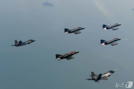 공군은 12일 '필승편대' F-4E 팬텀 4대가 49년 만의 국토순례 비행을 성공적으로 실시했다고 밝혔다. 사진은 팬텀과 KF-21이 편대 비행을 하고 있는 모습. KF-21은 F-4와 F-5를 대체하기 위해 국내개발된 전투기로, 2026년부터 공군에 배치될 예정이다. (공군 제공) 2024.5.12/뉴스1