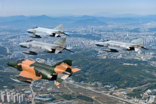 공군은 12일 '필승편대' F-4E 팬텀 4대가 49년 만의 국토순례 비행을 성공적으로 실시했다고 밝혔다. 사진은 지난 9일 팬텀 필승편대가 국토순례 비행 중 성환 비상활주로 상공을 지나는 모습. (공군 제공) 2024.5.12/뉴스1