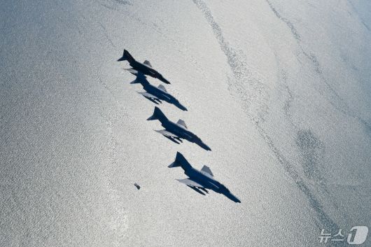 공군은 12일 '필승편대' F-4E 팬텀 4대가 49년 만의 국토순례 비행을 성공적으로 실시했다고 밝혔다. 사진은 지난 9일 팬텀 필승편대가 한반도 상공에서 국토순례 비행 중 서해안 상공을 지나는 모습. (공군 제공) 2024.5.12/뉴스1