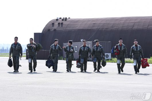 공군은 12일 '필승편대' F-4E 팬텀 4대가 49년 만의 국토순례 비행을 성공적으로 실시했다고 밝혔다. 사진은 지난 9일 팬텀 필승편대 조종사와 기자단이 국토순례 비행을 위해 이동하는 모습. (공군 제공) 2024.5.12/뉴스1
