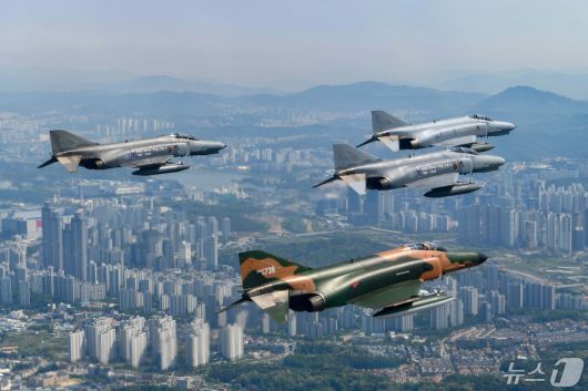공군은 12일 '필승편대' F-4E 팬텀 4대가 49년 만의 국토순례 비행을 성공적으로 실시했다고 밝혔다. 사진은 지난 9일 팬텀 필승편대가 국토순례 비행 중 경기 수원시 상공을 지나는 모습. (공군 제공) 2024.5.12/뉴스1