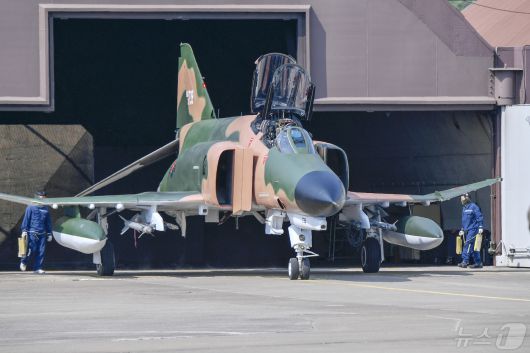 퇴역을 한 달여 앞둔 공군 F-4E 팬텀 전투기가 9일 경기 수원 공군기지에서 이륙을 위해 활주로로 향하고 있다. 공군 F-4E 팬텀 4대 '필승편대'가 퇴역을 앞두고 49년 만의 국토순례 비행을 실시했다. '필승편대'는 이날 수원에서 이륙해 충청도와 경상도, 전라도 등 전국을 누비며 팬텀의 역사와 대한민국 근현대사의 주요 거점 상공을 고별 비행했다.(공군 제공) 2024.5.11/뉴스1 ⓒ News1 포토공용 기자