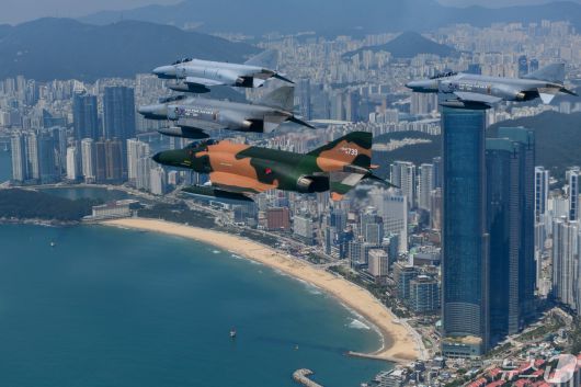 공군은 12일 '필승편대' F-4E 팬텀 4대가 49년 만의 국토순례 비행을 성공적으로 실시했다고 밝혔다. 사진은 지난 9일 팬텀 필승편대가 국토순례 비행 중 부산 해운대 상공을 지나는 모습. (공군 제공) 2024.5.12/뉴스1