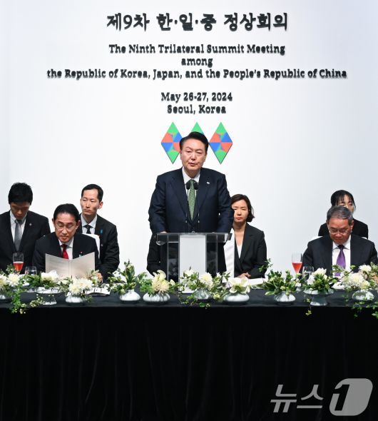 윤석열 대통령과 기시다 후미오 일본 총리, 리창 중국 총리가 26일 서울 종로구 국립현대미술관에서 열린 제9차 한일중 정상회의 환영 만찬에서 만찬사를 하고 있다. (대통령실 제공) 2024.5.26/뉴스1 ⓒ News1 오대일 기자