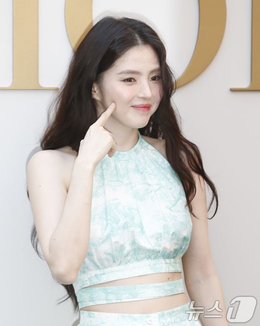 배우 한소희가 29일 서울 성동구 디올에서 열린 포토행사에서 볼 콕 포즈를 취하고 있다. ⓒ News1 권현진 기자