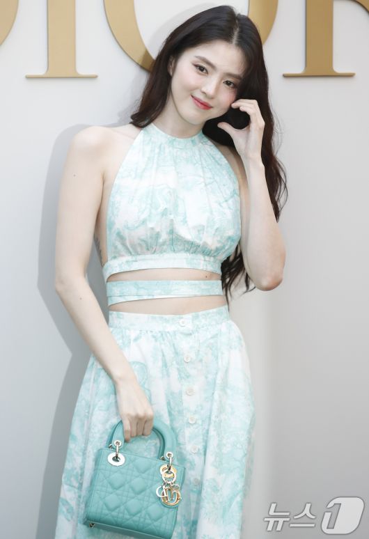 배우 한소희가 29일 서울 성동구 디올에서 열린 포토행사에서 포즈를 취하고 있다. ⓒ News1 권현진 기자