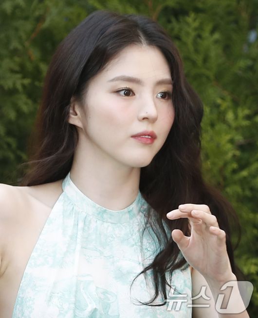 배우 한소희가 29일 서울 성동구 디올에서 열린 포토행사에서 고혹적인 자태를 뽐내고 있다. ⓒ News1 권현진 기자