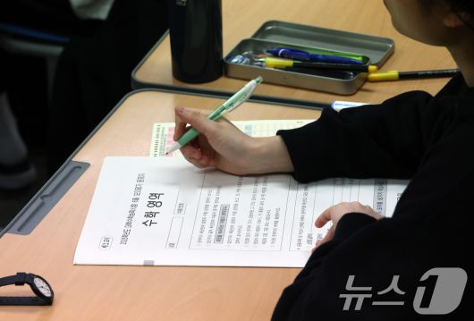 2025학년도 대학수학능력시험 6월 모의평가일인 4일 서울 양천구 목동 종로학원 본원에서 수험생들이 2교시 수학영역 시험을 치르고 있다. (공동취재) /뉴스1 ⓒ News1 유승관 기자