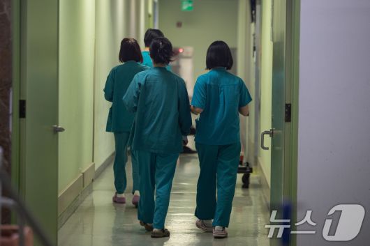 17일 서울시내 한 종합병원에서 의료진들이 이동하고 있다. 17일 의료계에 따르면 서울대 의대 산하 서울대병원·분당서울대병원·보라매병원·서울대병원강남센터 등 4개 병원 교수들은 이날부터 무기한 휴진에 돌입한다. 서울의대 비대위에 따르면 이날부터 22일까지 외래 휴진 또는 축소, 정규 수술·시술·검사 일정 연기에 나선 교수는 전체 967명 중 529명(54.7%)으로 조사됐다. 2024.6.17/뉴스1 ⓒ News1 유승관 기자