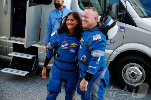미국 항공우주국(NASA·나사)의 우주비행사 수니타 윌리엄스(58·여)와 부치 윌모어(61)가 지난달 5일(현지시간) 미국 플로리다주 케이프커내버럴 우주군 기지에서 출항 직전 기념 사진을 찍는 모습. 이들은 보잉의 유인 우주선 '스타라이너'를 타고 이튿날 국제우주정거장(ISS)에 도착했지만 기체 고장으로 한달째 복귀하지 못하고 있다. 2024.07.11. ⓒ 로이터=뉴스1 ⓒ News1 김성식 기자